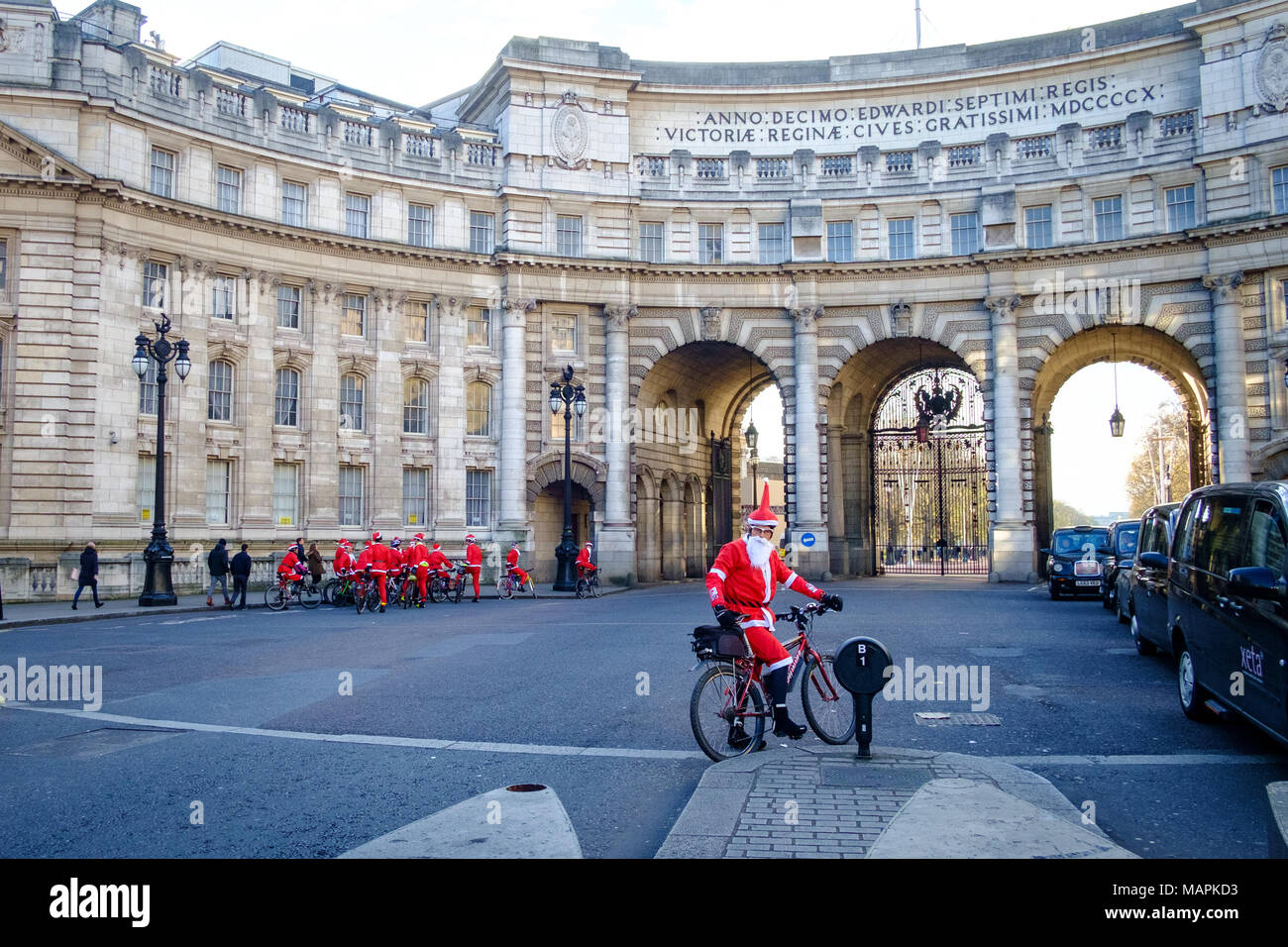 Londra, Inghilterra 21 Dicembre 2017: Santa ciclisti nella carità Ride through Admiralty Arch a Londra Foto Stock