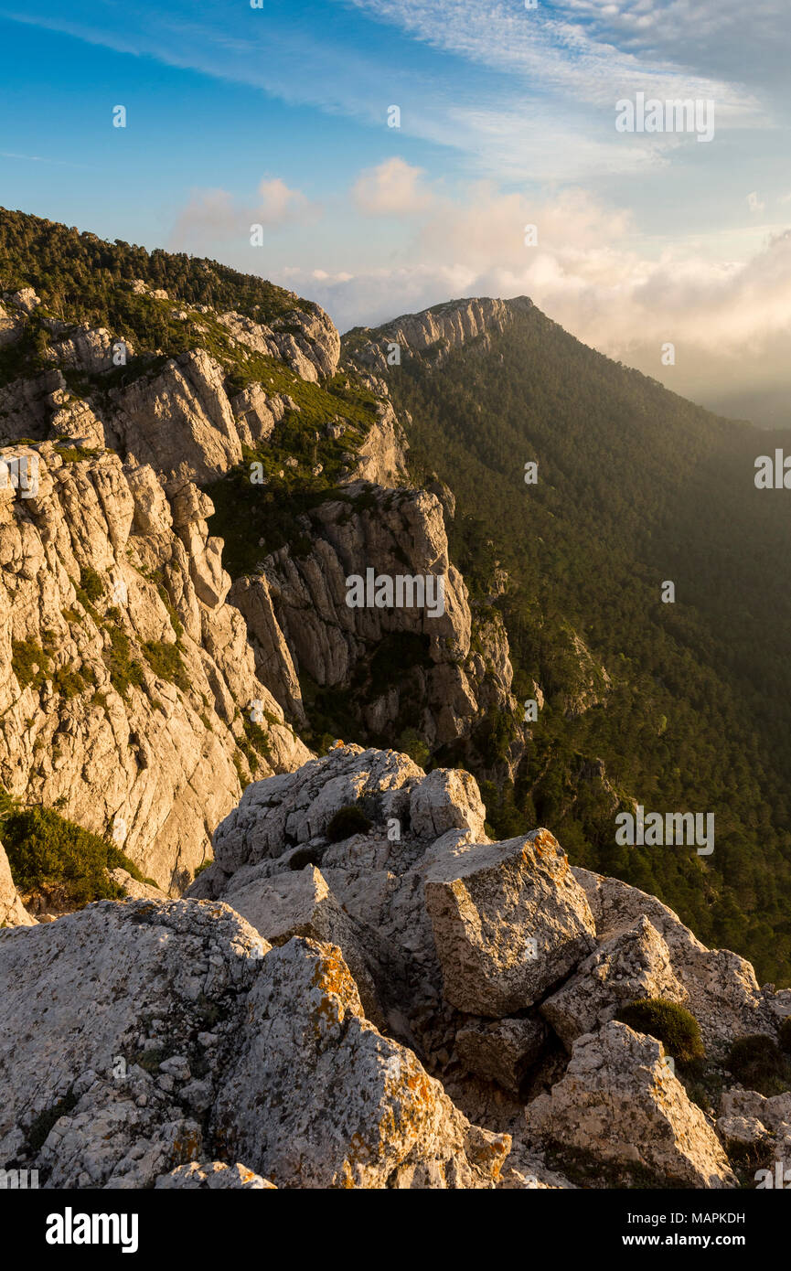 Paesaggio roccioso in corrispondenza della cresta di una montagna durante il sunrise presso i Puertos de Beceite National Park, Spagna Foto Stock