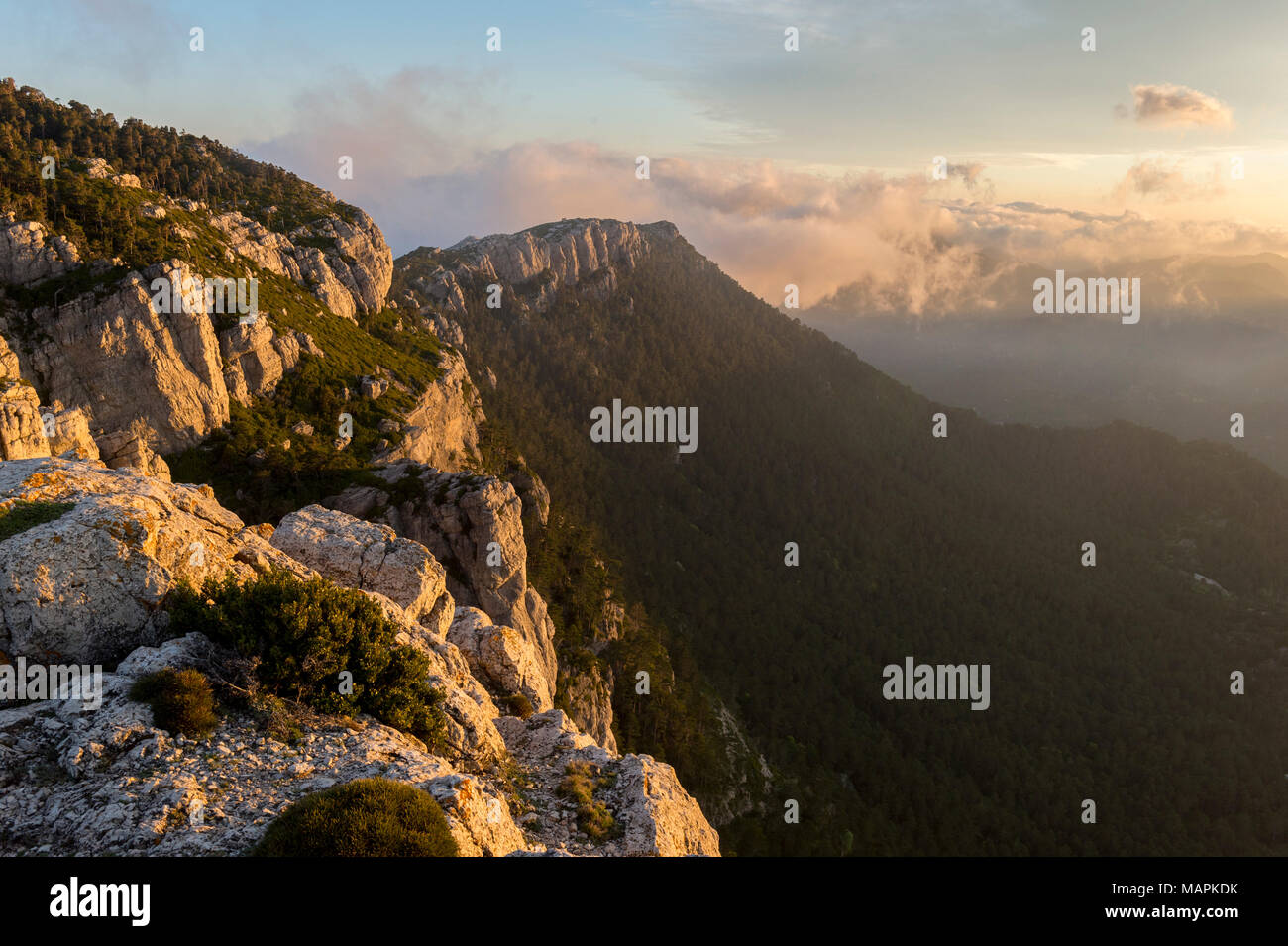 Paesaggio roccioso in corrispondenza della cresta di una montagna durante il sunrise presso i Puertos de Beceite National Park, Spagna Foto Stock