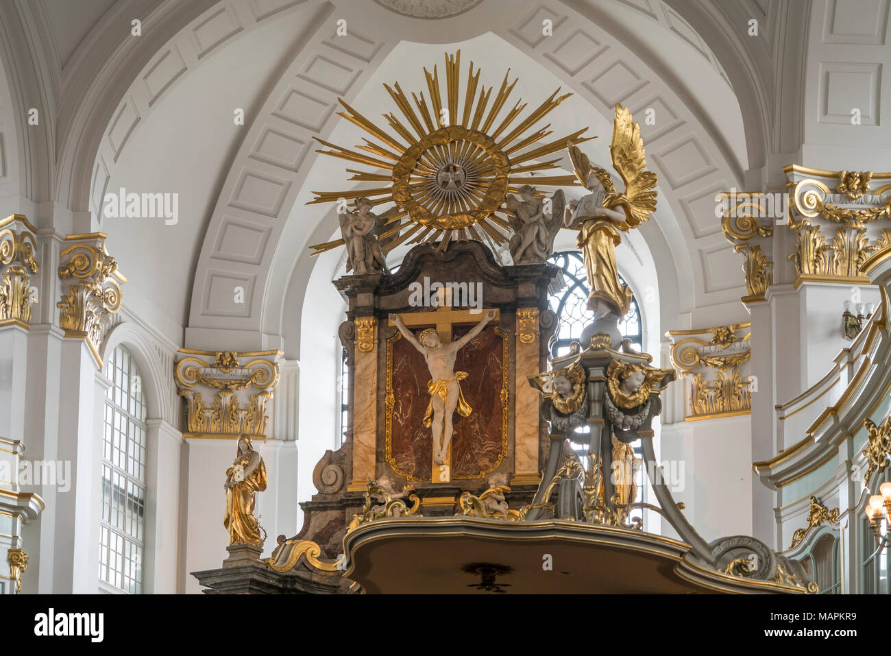 Altare mit Kruzifix in der evangelischen Hauptkirche Sankt Michaelis oder Michel in der Freien Hansestadt Hamburg, Deutschland | Altare e cruzifix, Pr Foto Stock