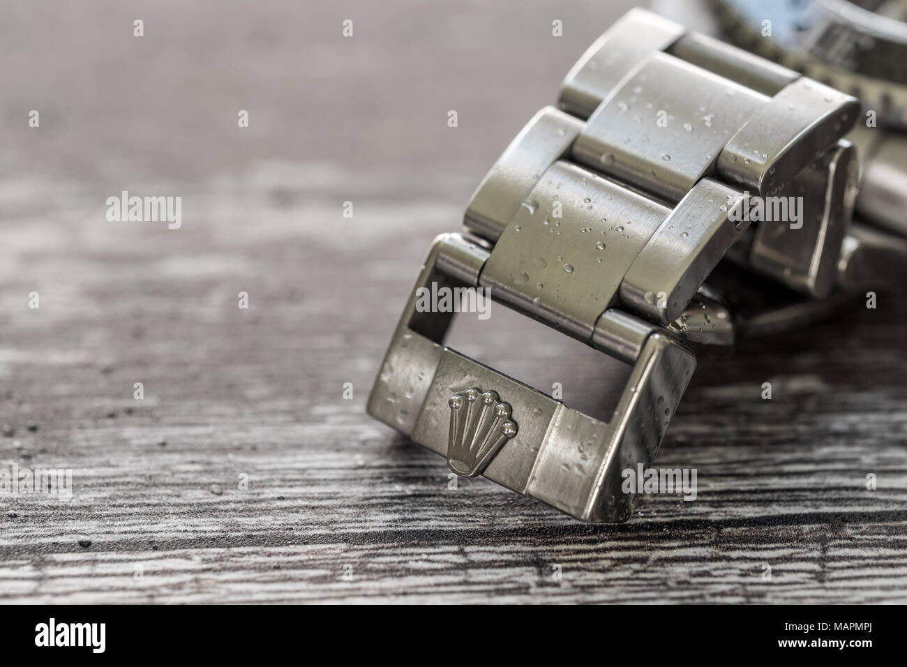 Vista ravvicinata di un ben noto fabbricato svizzero uomini meccanici  orologi subacquei che mostra il dettaglio della staffa regolabile e fibbia  in acciaio Foto stock - Alamy