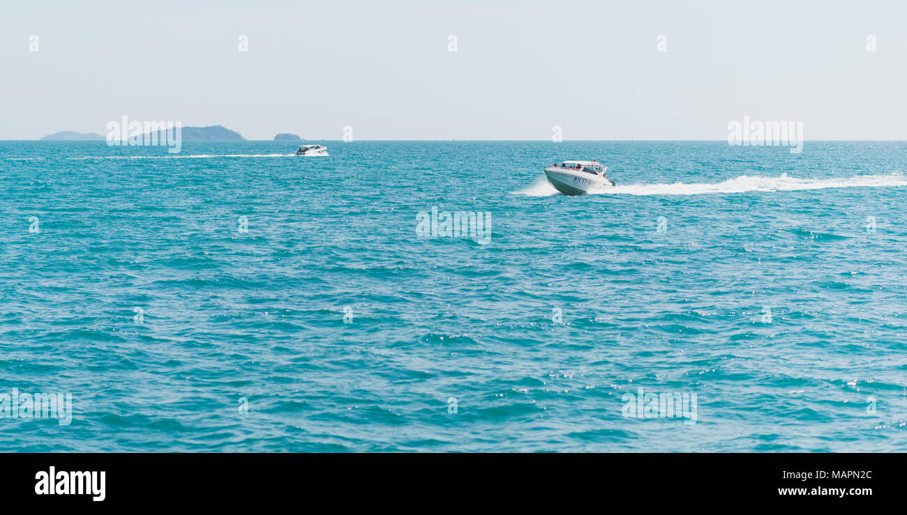 Barca veloce con passeggeri a bordo va da Koh Samet al Molo Ban Phe, il motoscafo ulteriormente risale all'isola. Foto Stock