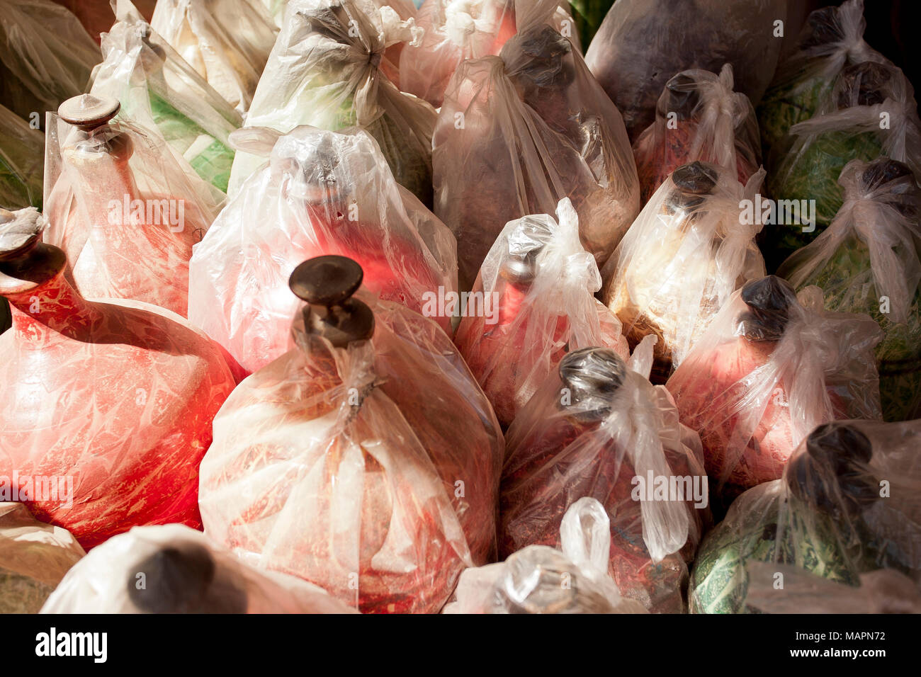 Onu-plastica necessarie avvolto intorno alle bottiglie nel Souk nel centro di Nizwa, Oman Foto Stock