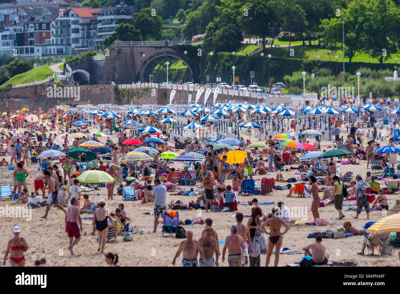 Affollata spiaggia della Playa de Ondarreta, San Sebastian, provincia di Guipuzcoa, Paesi Baschi Foto Stock