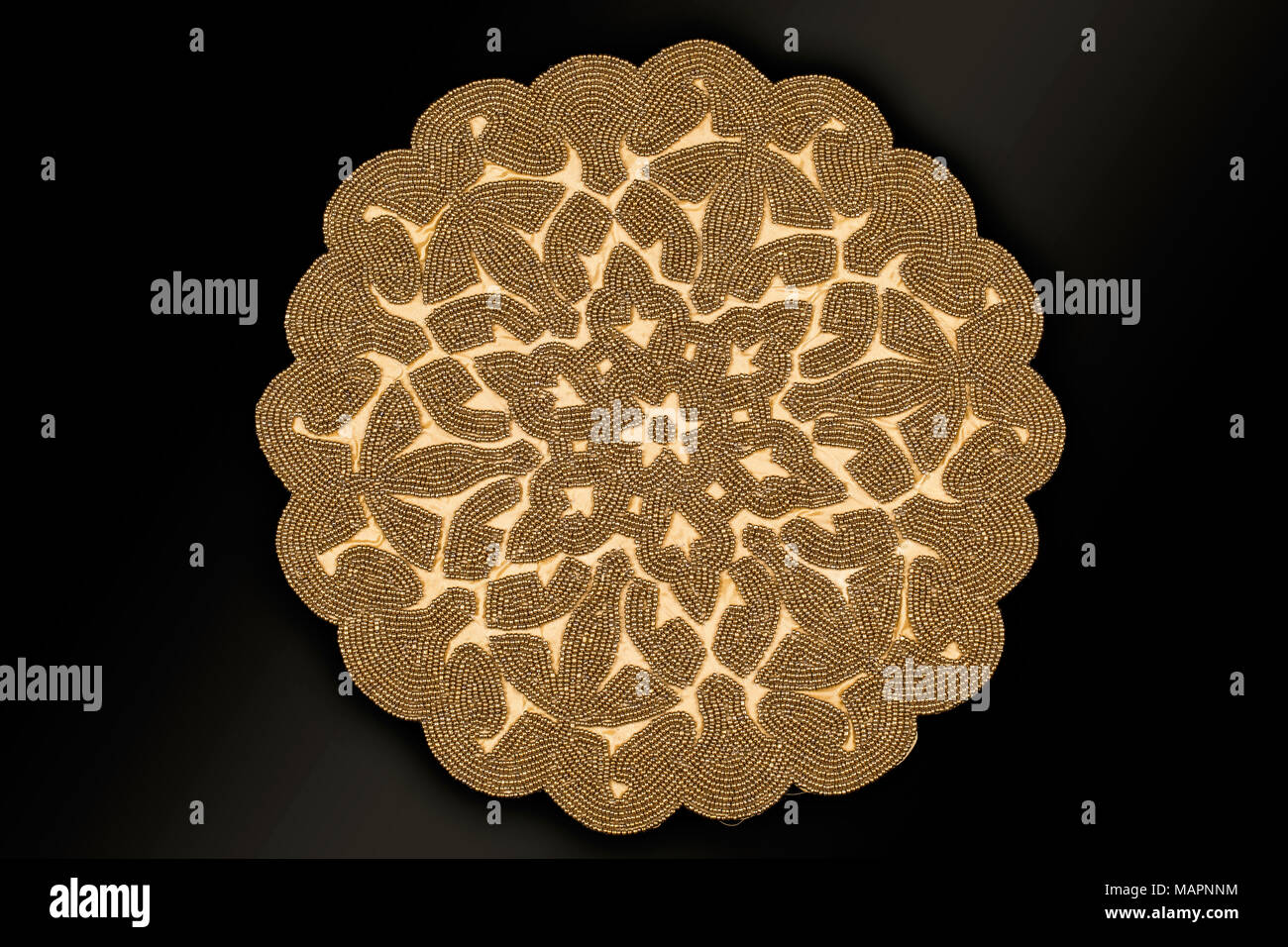 Arabo e Indiano oro tondo bordato a mano e fatti a mano nella tabella Placemats Runner Home decorazioni predisposto luminoso di perline di vetro cucito ad un tessuto satin T Foto Stock