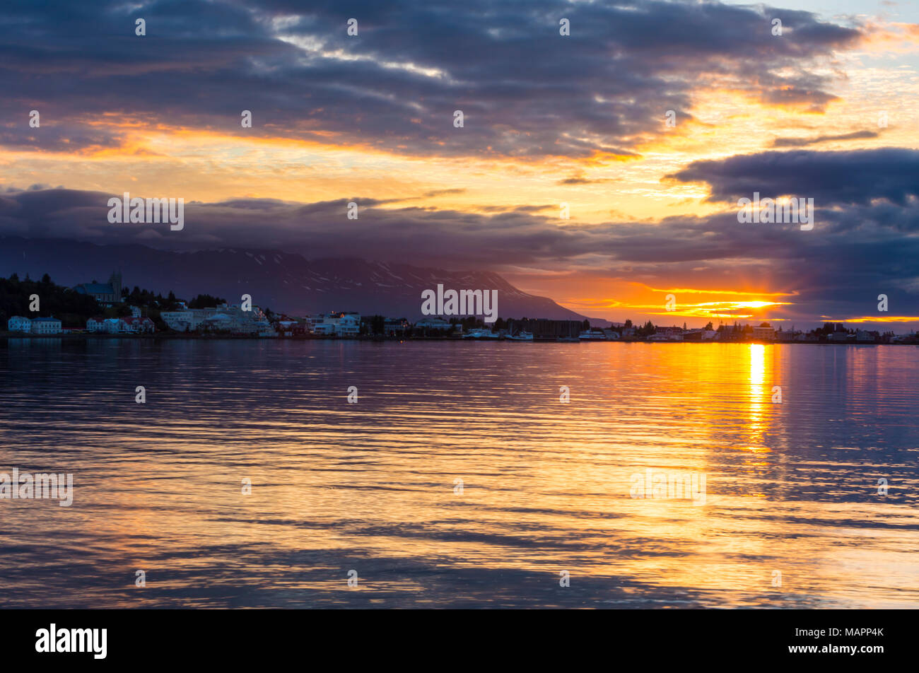 Akureyri, Islanda, il sole di mezzanotte Foto Stock