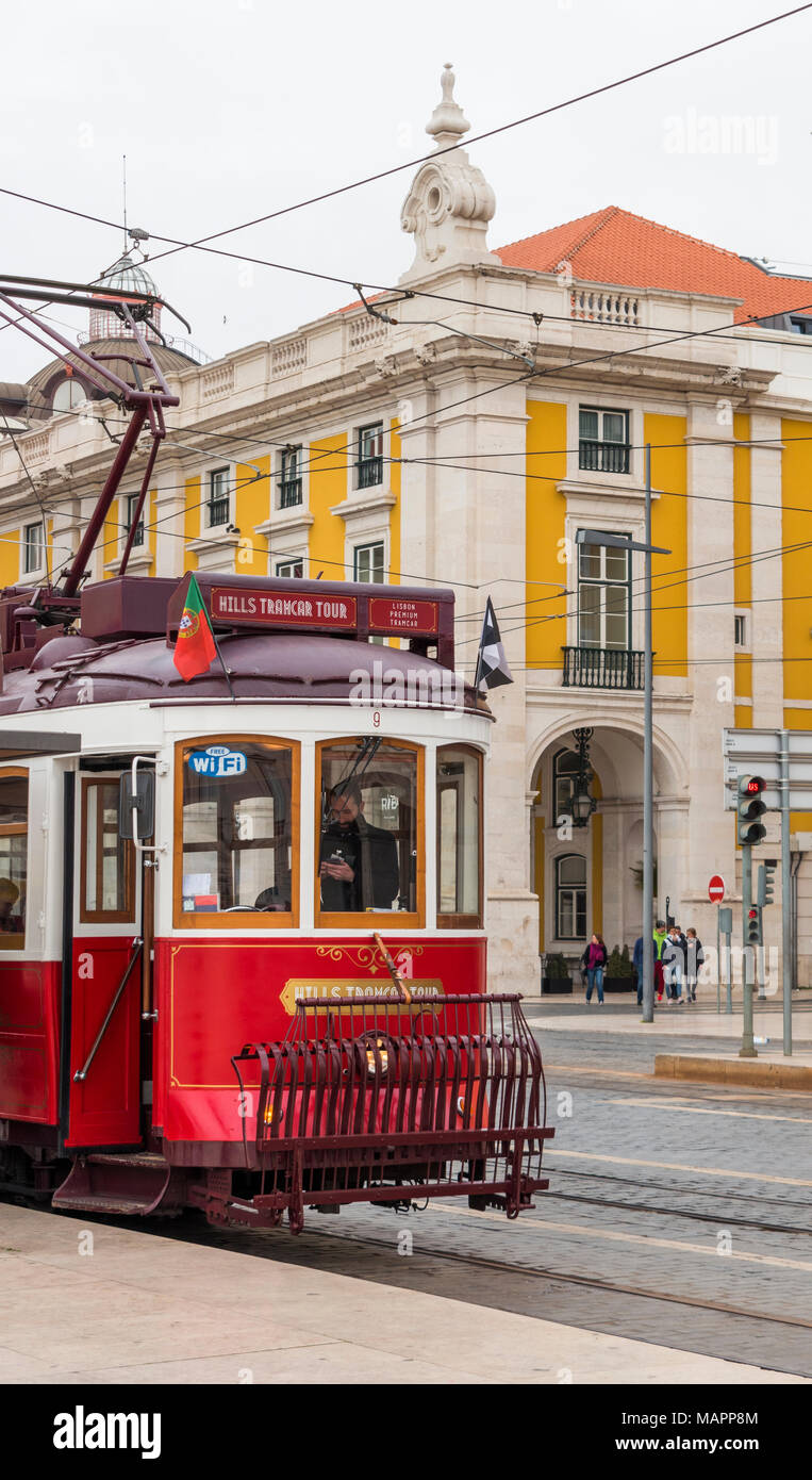 Tram rosso nel centro di Lisbona, in attesa di ritirare i turisti. Foto Stock