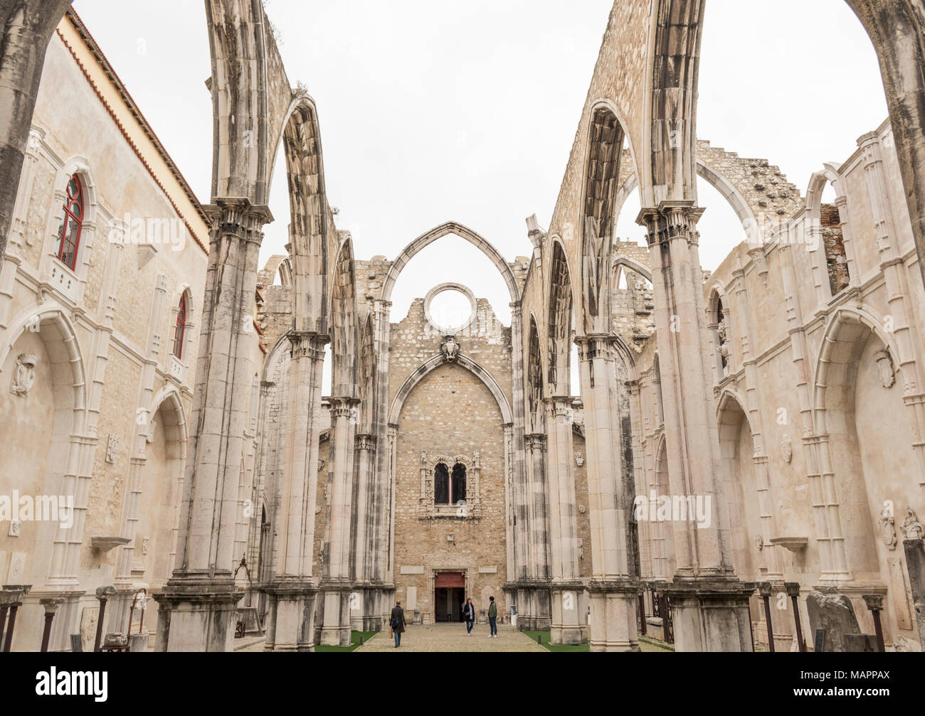 Rovinato rimane del Carmo convento nel centro di Lisbona, Portogallo. Foto Stock