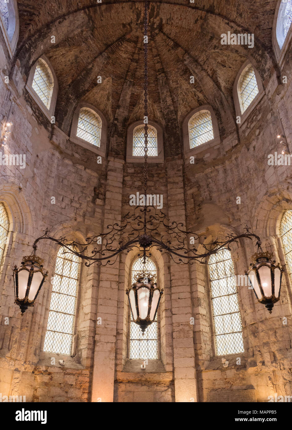 Rovinato rimane del Carmo convento nel centro di Lisbona, Portogallo. Foto Stock