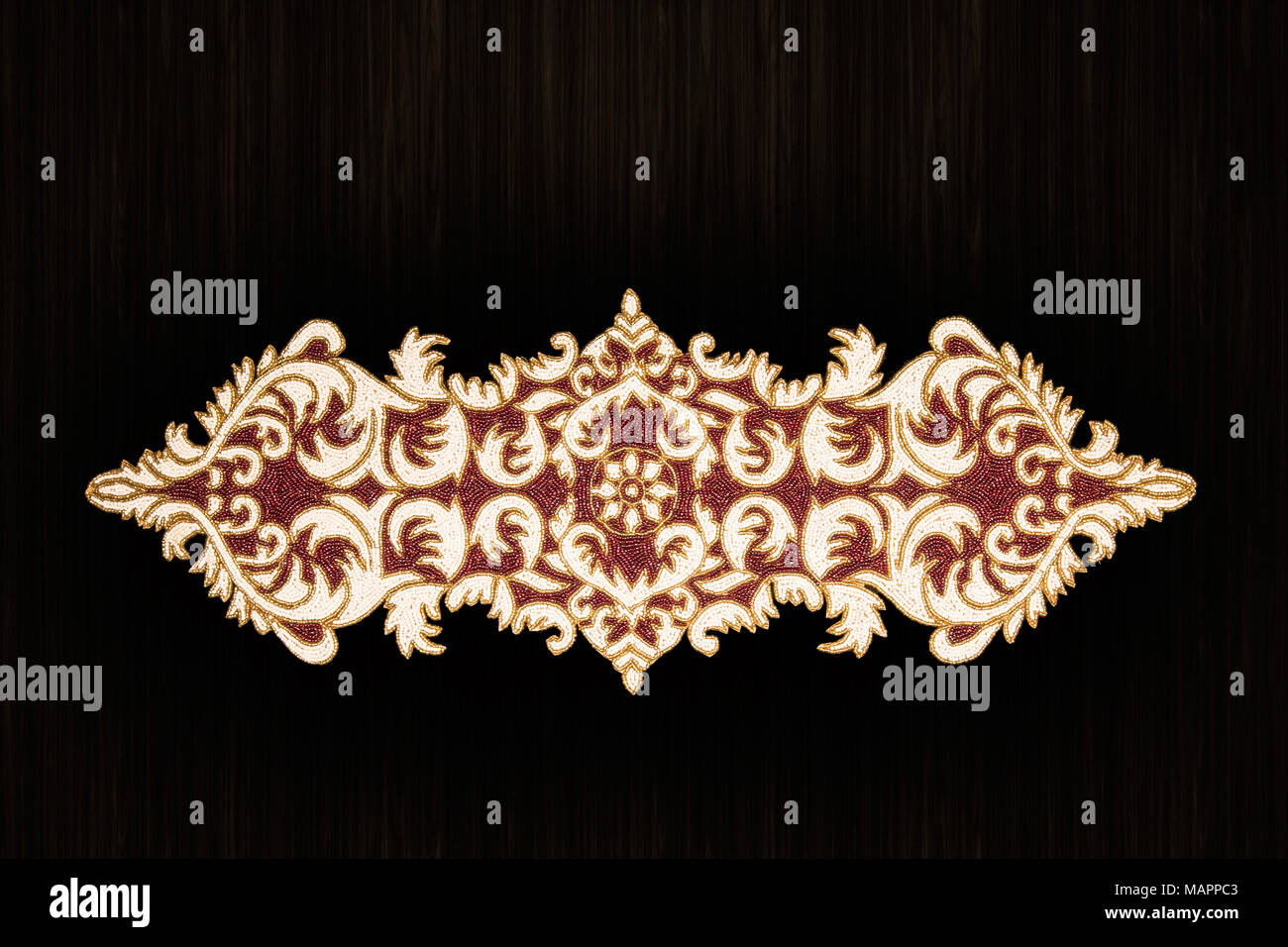 L'arabo e oro indiano bordato a mano e fatti a mano nella tabella Placemats runner Home decorazioni predisposto luminoso di perline di vetro cucito ad un tessuto satin con th Foto Stock