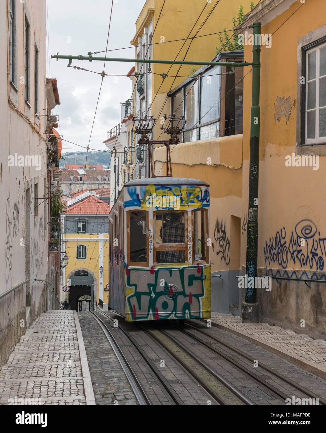 Uno dei tram funicolare che porta i passeggeri su e giù per le ripide strade di Lisbona, Portogallo. Foto Stock