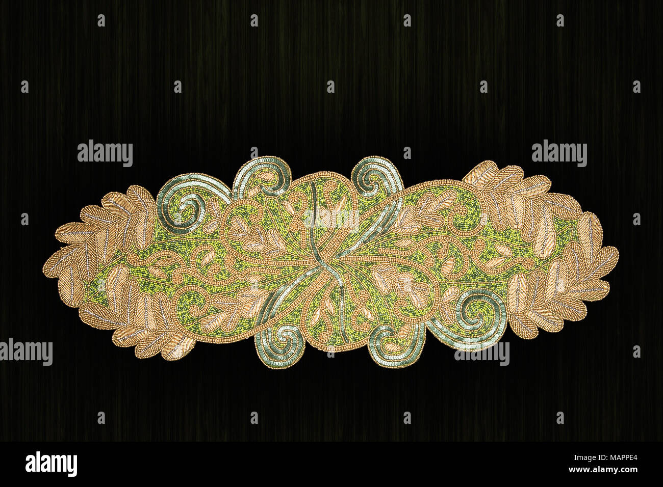 L'arabo e oro indiano bordato a mano e fatti a mano nella tabella Placemats runner Home decorazioni predisposto luminoso di perline di vetro cucito ad un tessuto satin con th Foto Stock