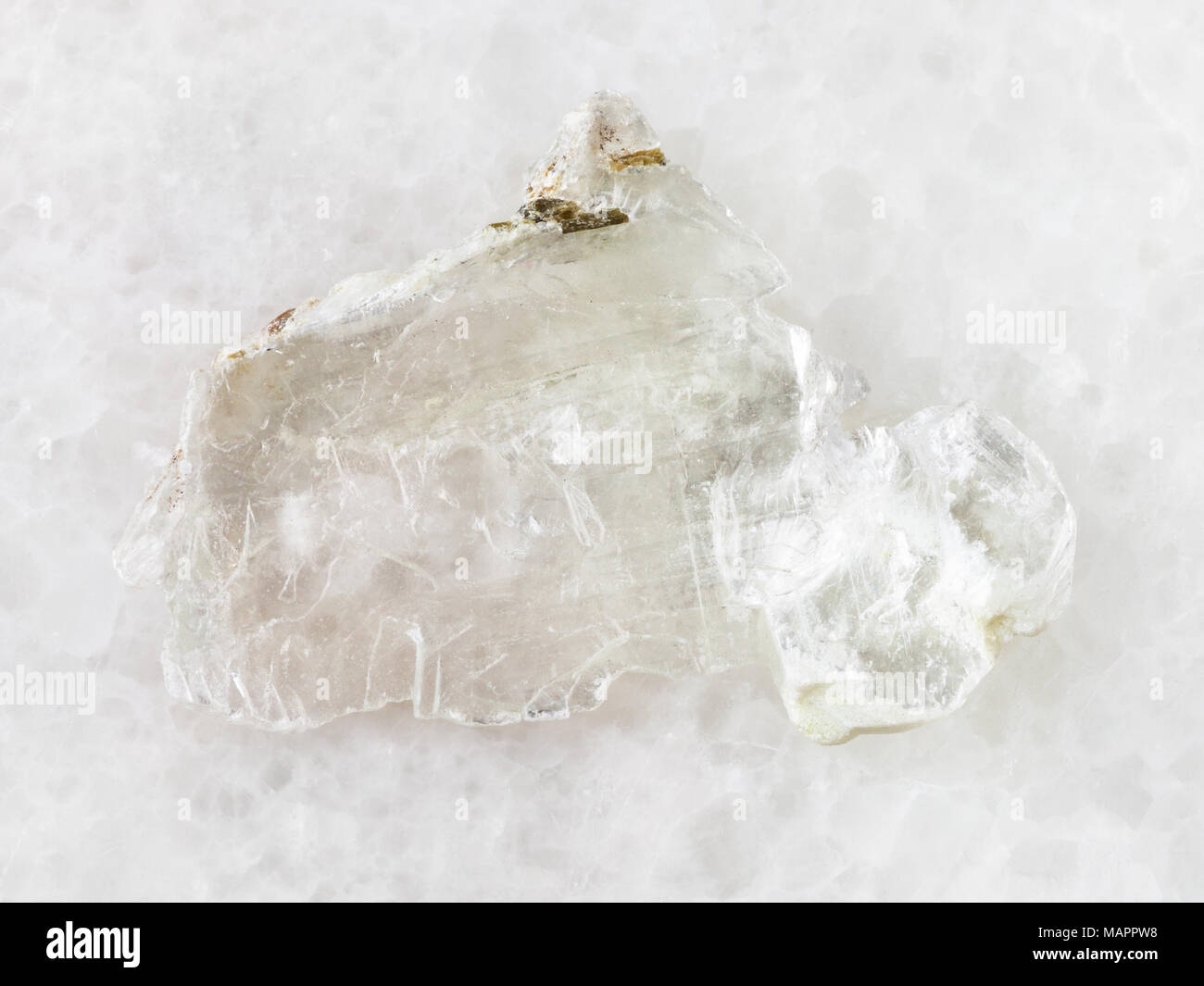 Le riprese in modalità macro di minerale naturale campione di roccia - strato ruvido di Brucite pietra (ossido di magnesio minerale) su marmo bianco sfondo dalla Regione di Sverdlovsk Foto Stock
