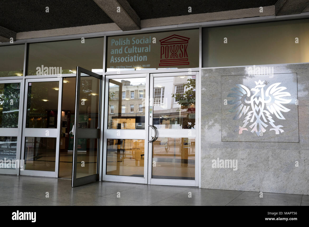 Ingresso al polacco e sociale Associazione Culturale "POSK' in King Street, Hammersmith, W6, Londra, Regno Unito. Foto Stock