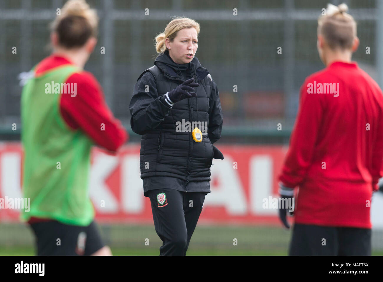 NEWPORT, GALLES - 03 aprile: Galles coach Jayne Ludlow parla ai giocatori come il Galles squadra femminile treno a Dragon Park davanti alla FIFA Coppa del Mondo Femminile Foto Stock