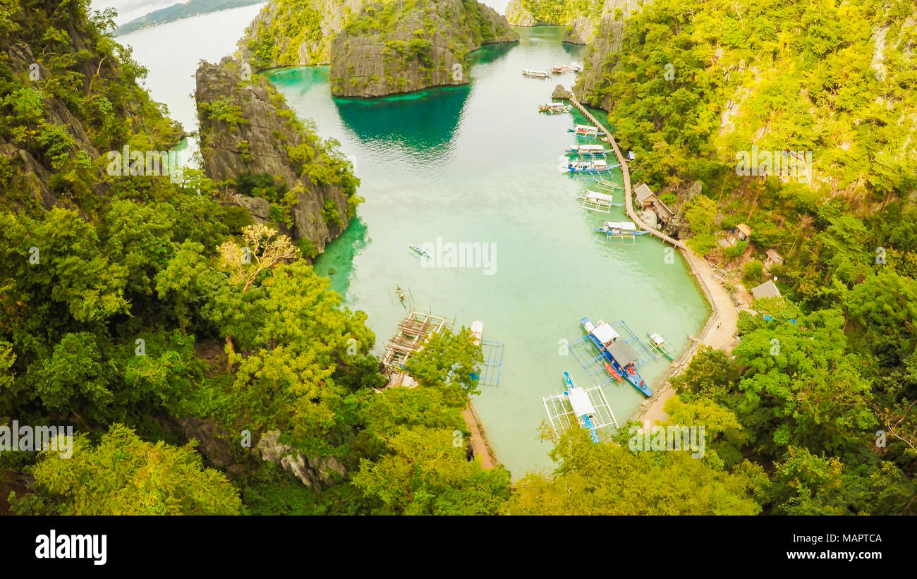 Molto bella laguna con barche. Isole paradiso nelle Filippine. Il Kayangan Lake. Vista fisheye. Foto Stock