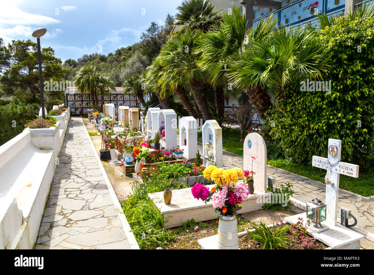 Un piccolo cimitero affacciato sul mare di Praiano, Costiera Amalfitana, Italia Foto Stock