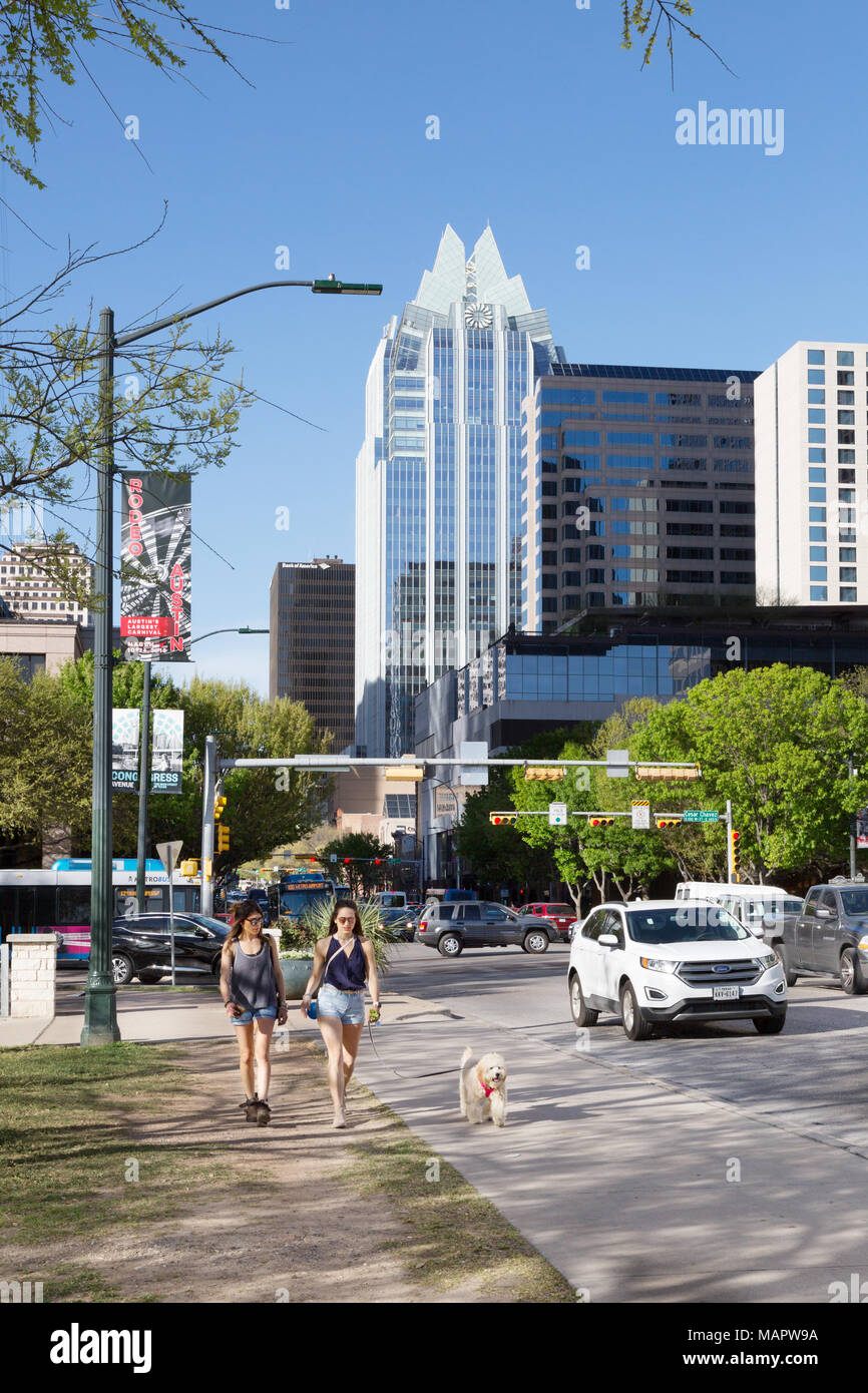 Due donne passeggiate con il cane, Congress Avenue, il centro di Austin Austin, Texas USA Foto Stock