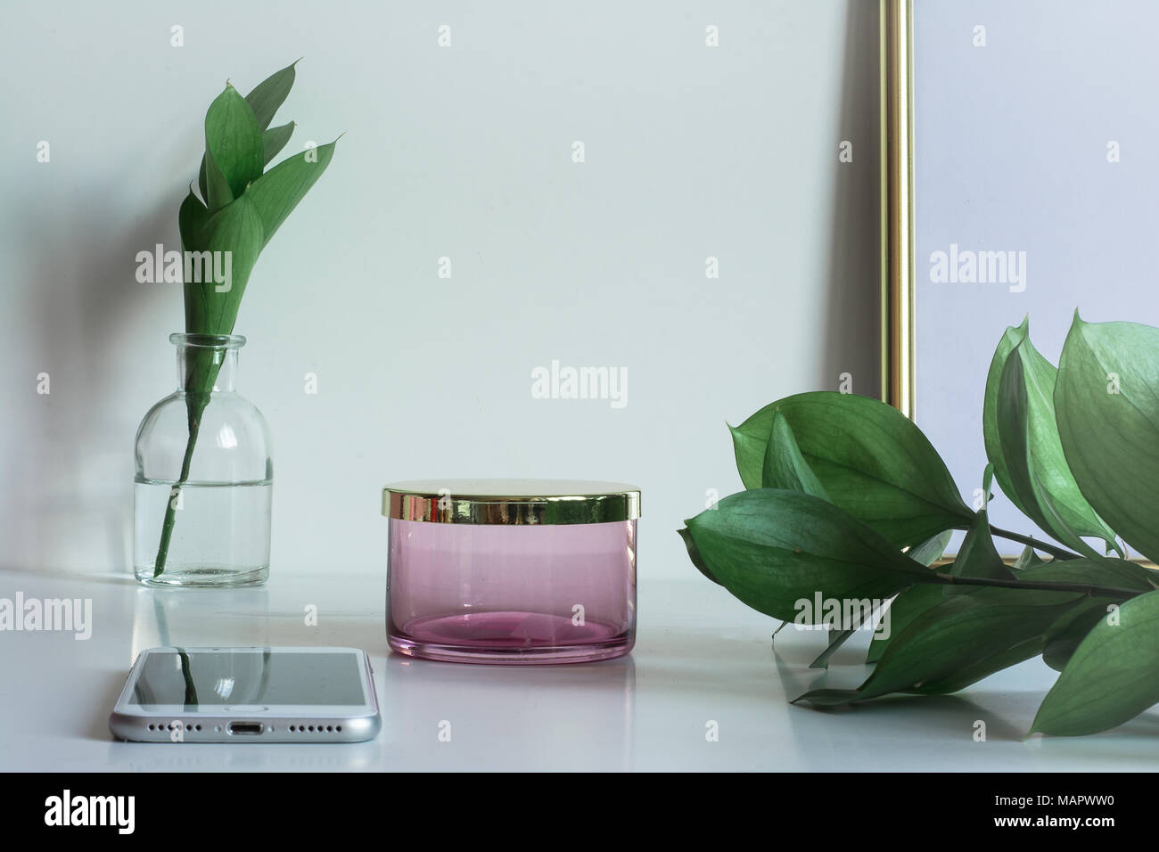 Business Desktop con spazio copia dello smartphone, riquadro rosa e cornice dorata Foto Stock