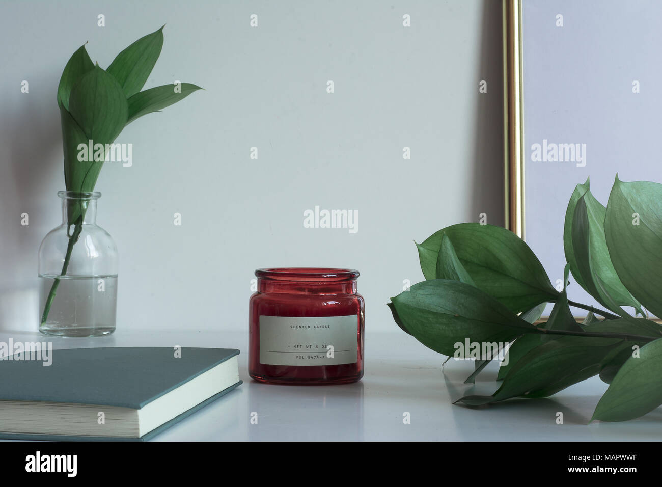 Pc desktop aziendale con spazio di copia, candela e vaso di vetro con foglie Foto Stock