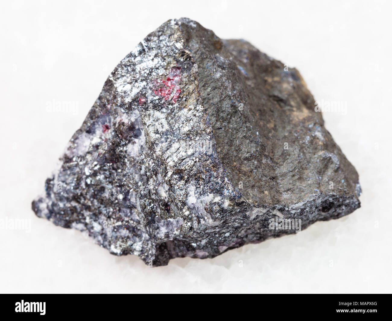 Le riprese in modalità macro di minerale naturale campione di roccia - materie antimonite pietra bianca su sfondo marmo dal quartiere Chauvay del Kirghizistan Foto Stock