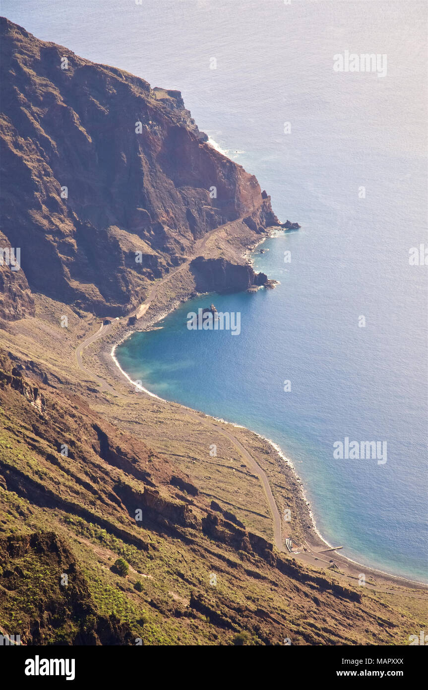 Vista panoramica di Las Playas Bay, compresi Roque Bonanza isolotto dal Mirador de las playas si affacciano a El Hierro, Isole Canarie, Spagna Foto Stock