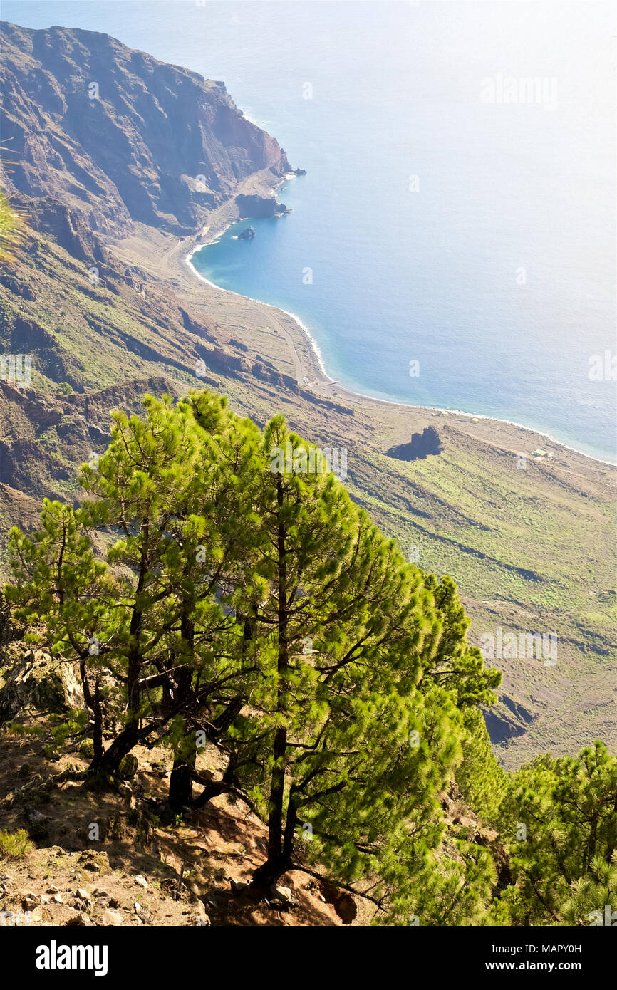 Vista panoramica di Las Playas Bay, compresi Roque Bonanza isolotto dal Mirador de las playas si affacciano a El Hierro, Isole Canarie, Spagna Foto Stock
