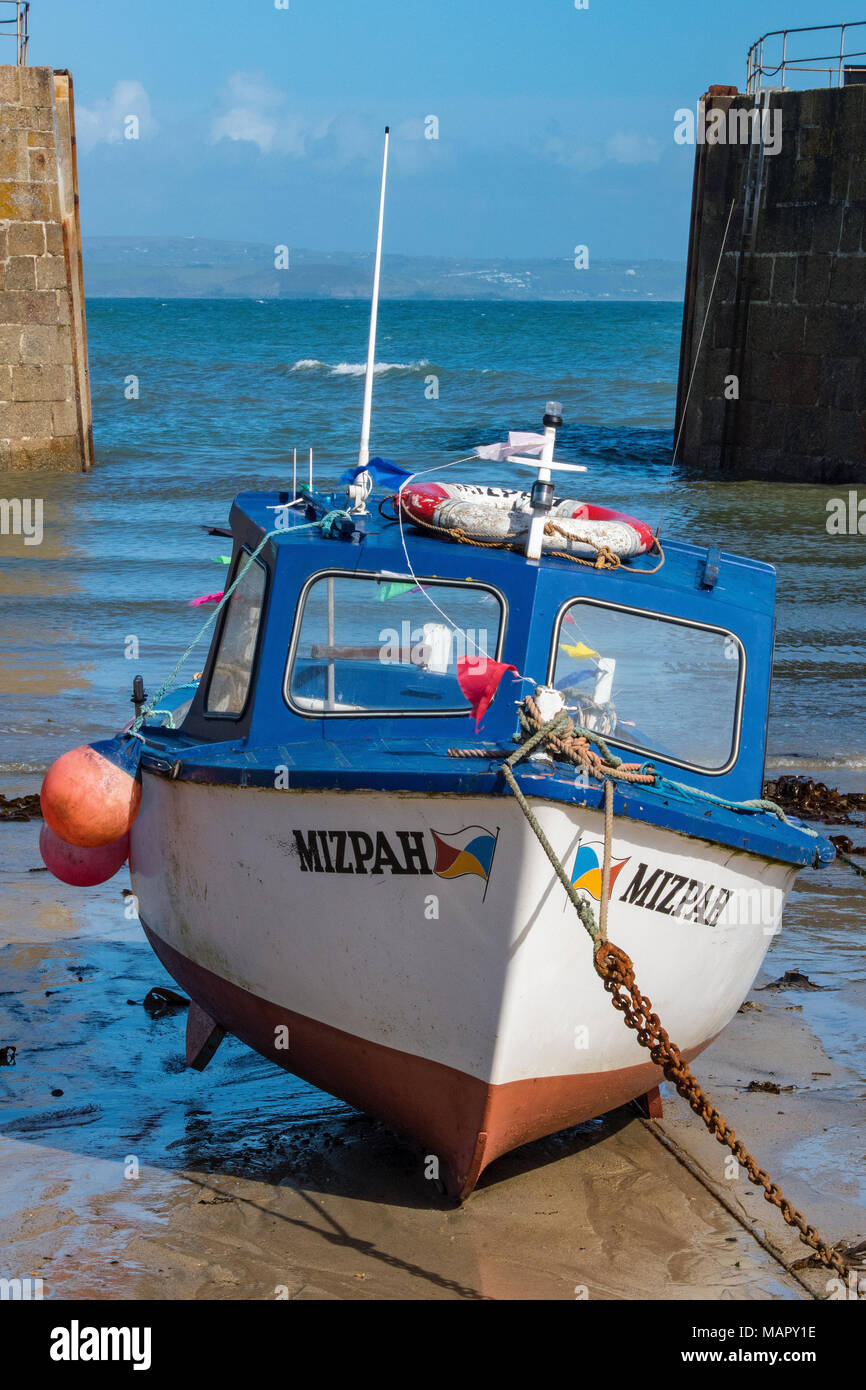 Una piccola barca da pesca nella bellissima cornish fishermens porto o  porto di mousehole in West Cornwall. barche da pesca e le navi che  tipicamente la Cornovaglia Foto stock - Alamy