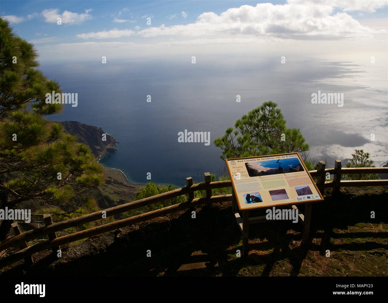 Vista panoramica di Las Playas Bay, compresi Roque Bonanza isolotto dal Mirador de las playas si affacciano a El Hierro, Isole Canarie, Spagna Foto Stock