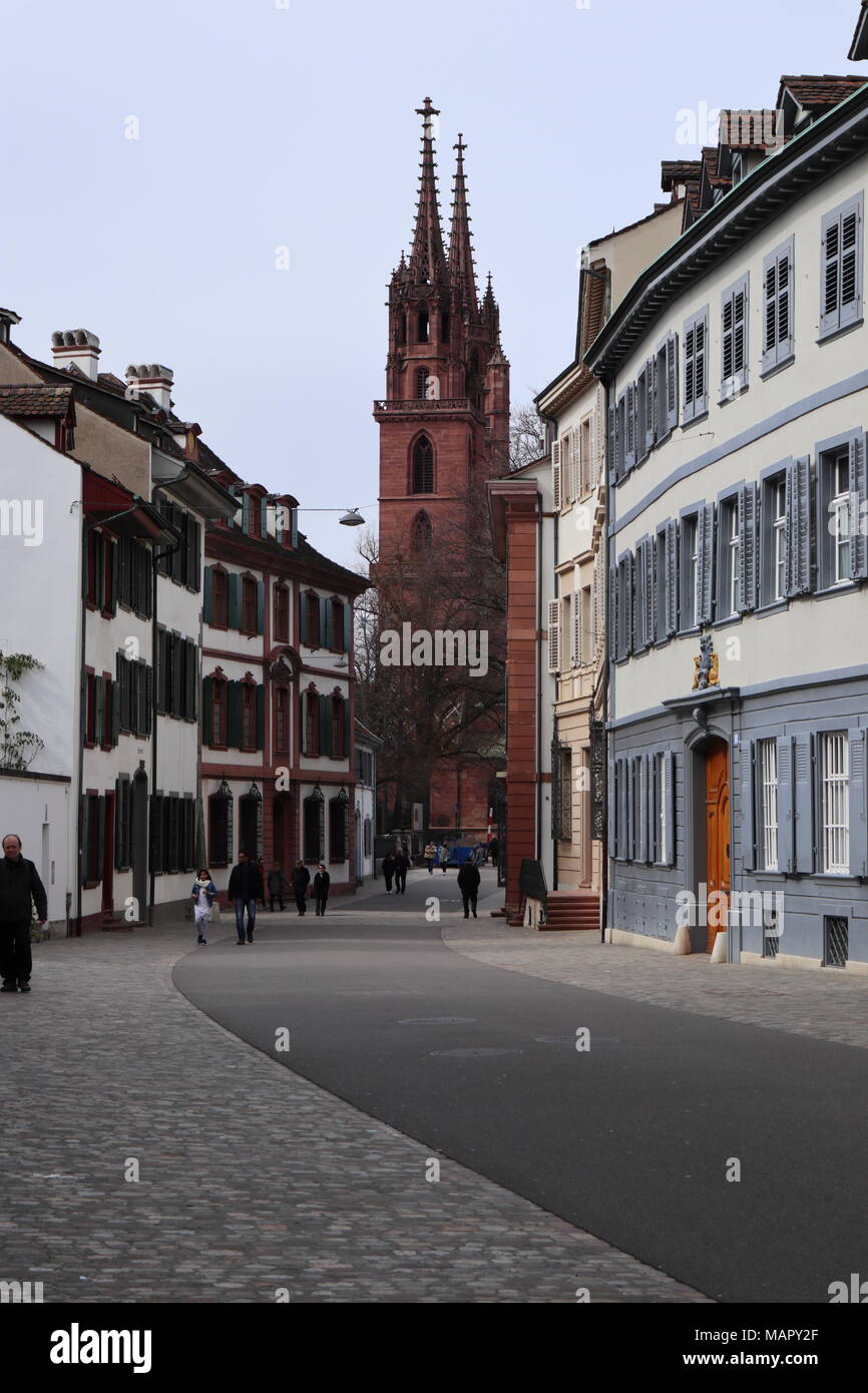 Grossbasel scena di strada con i campanili di Münster / Minster, città vecchia, Basilea, Svizzera, Europa Foto Stock