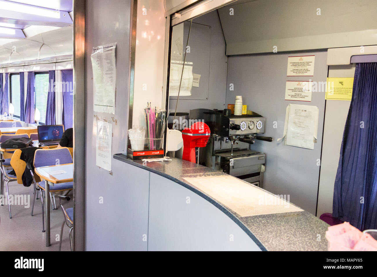 Atene, Grecia - Marzo 24th, 2018: Visualizzazione del contatore - cucina all'interno della carrozza ristorante del treno 59 appartiene alla Trainose, il Greco compagnia train, n Foto Stock