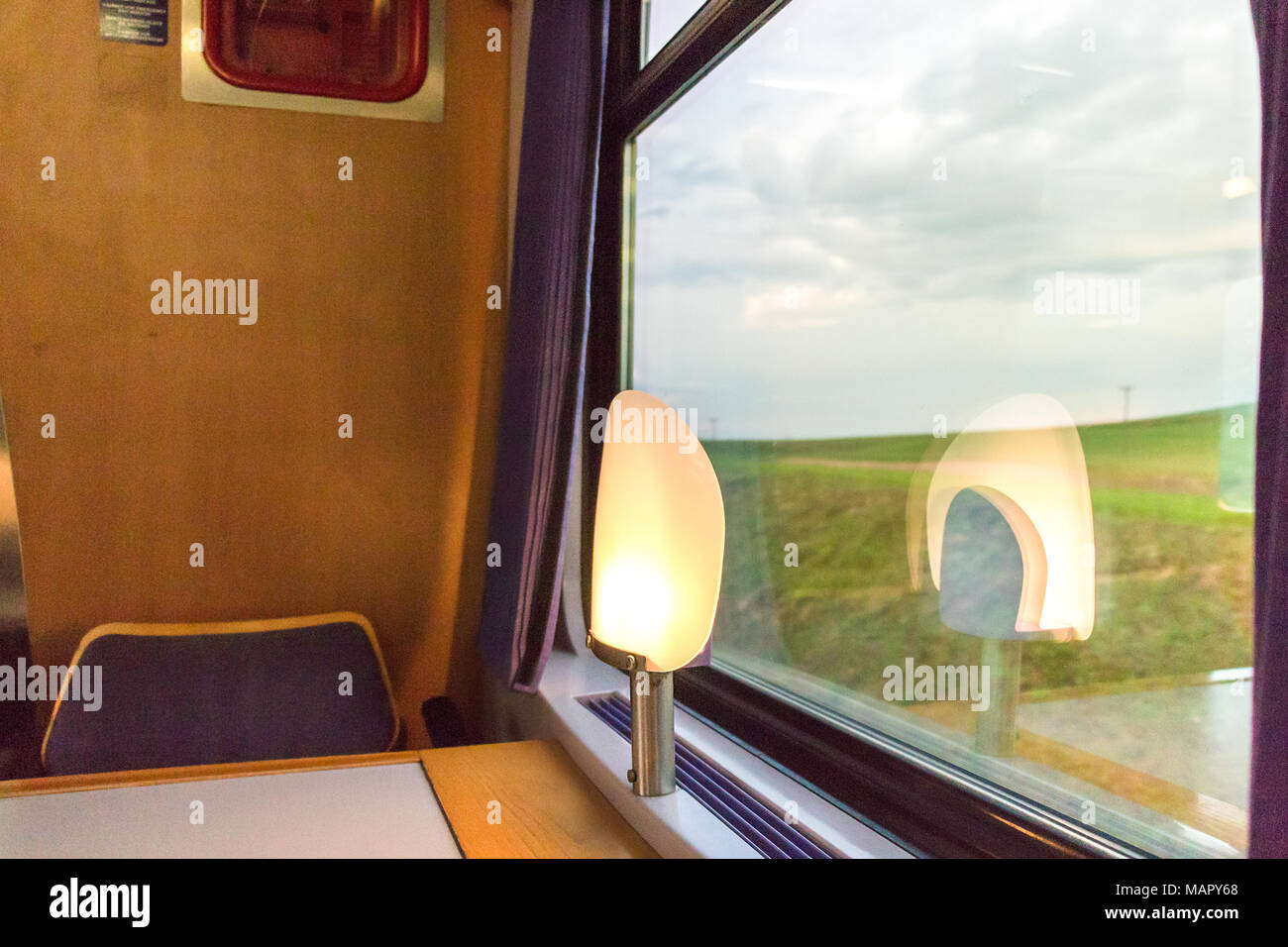 Atene, Grecia - Marzo 24th, 2018: Visualizzazione di una tabella, la luce e la finestra all'interno della carrozza ristorante del treno 59 appartiene alla Trainose, il treno greco compan Foto Stock