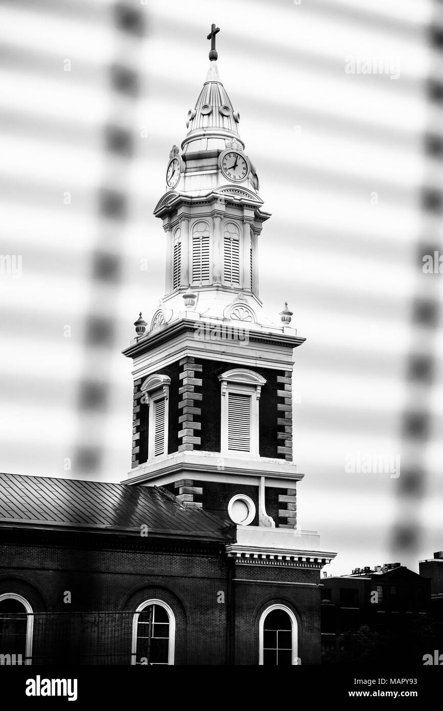 Chiesa di Sant'Agostino steeple attraverso un baricade di sicurezza Foto Stock