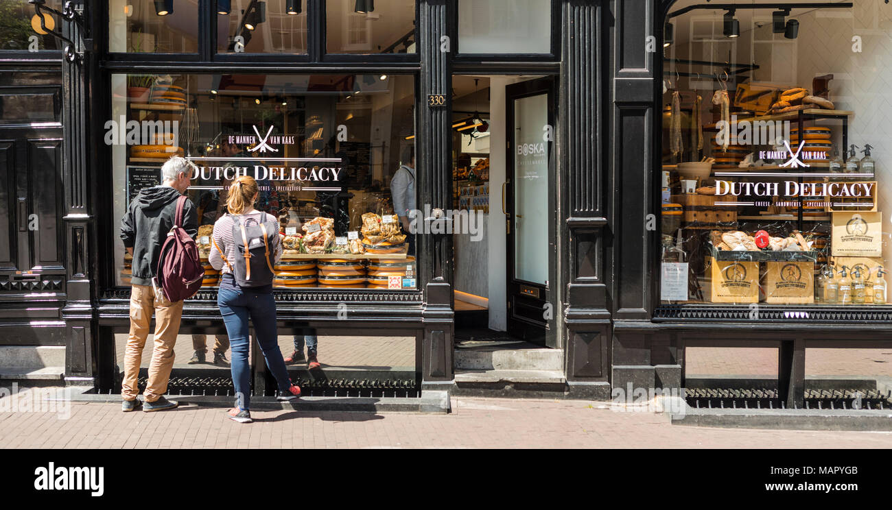 I turisti guardando il display del negozio di alimentari in Amsterdam, Paesi Bassi, Europa Foto Stock