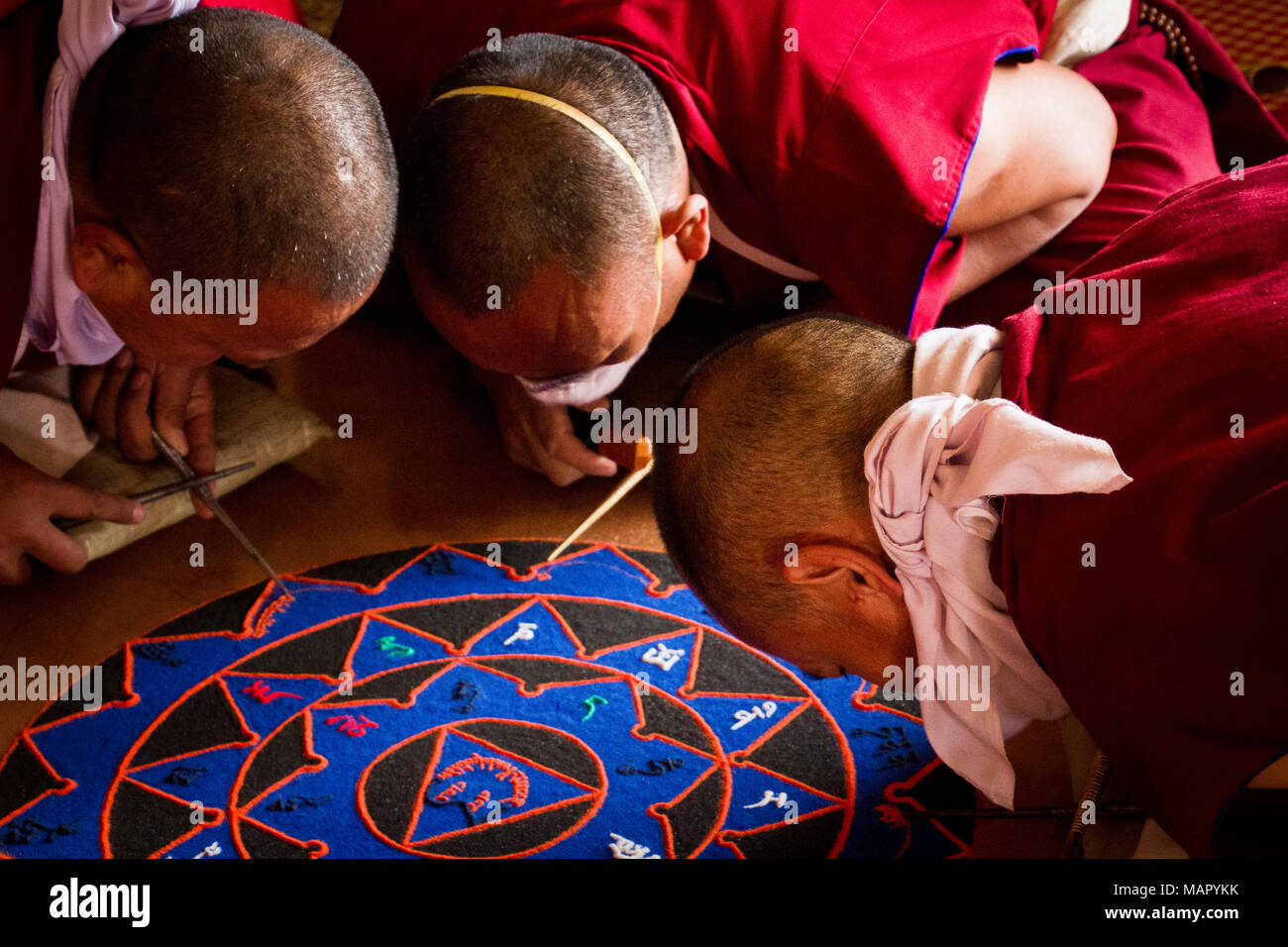I monaci buddisti del cappello giallo tradizione rendendo un mandala di sabbia, Gyuto monastero tantrico di Dharamsala, Himachal Pradesh, India, Asia Foto Stock
