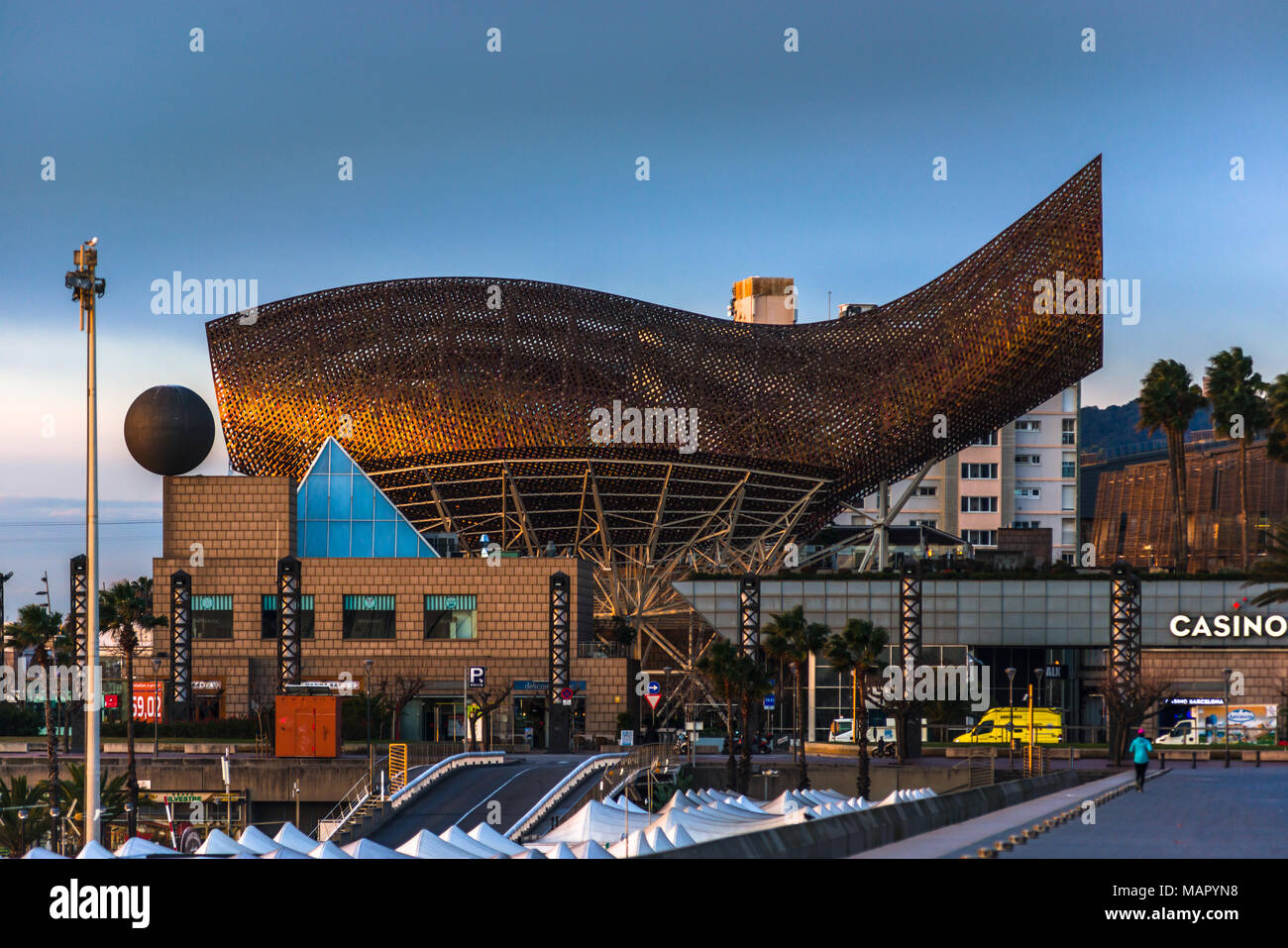 Frank Gehry scultura di pesce sulla spiaggia accanto al Casinò di Barcellona, in Catalogna, Spagna, Europa Foto Stock