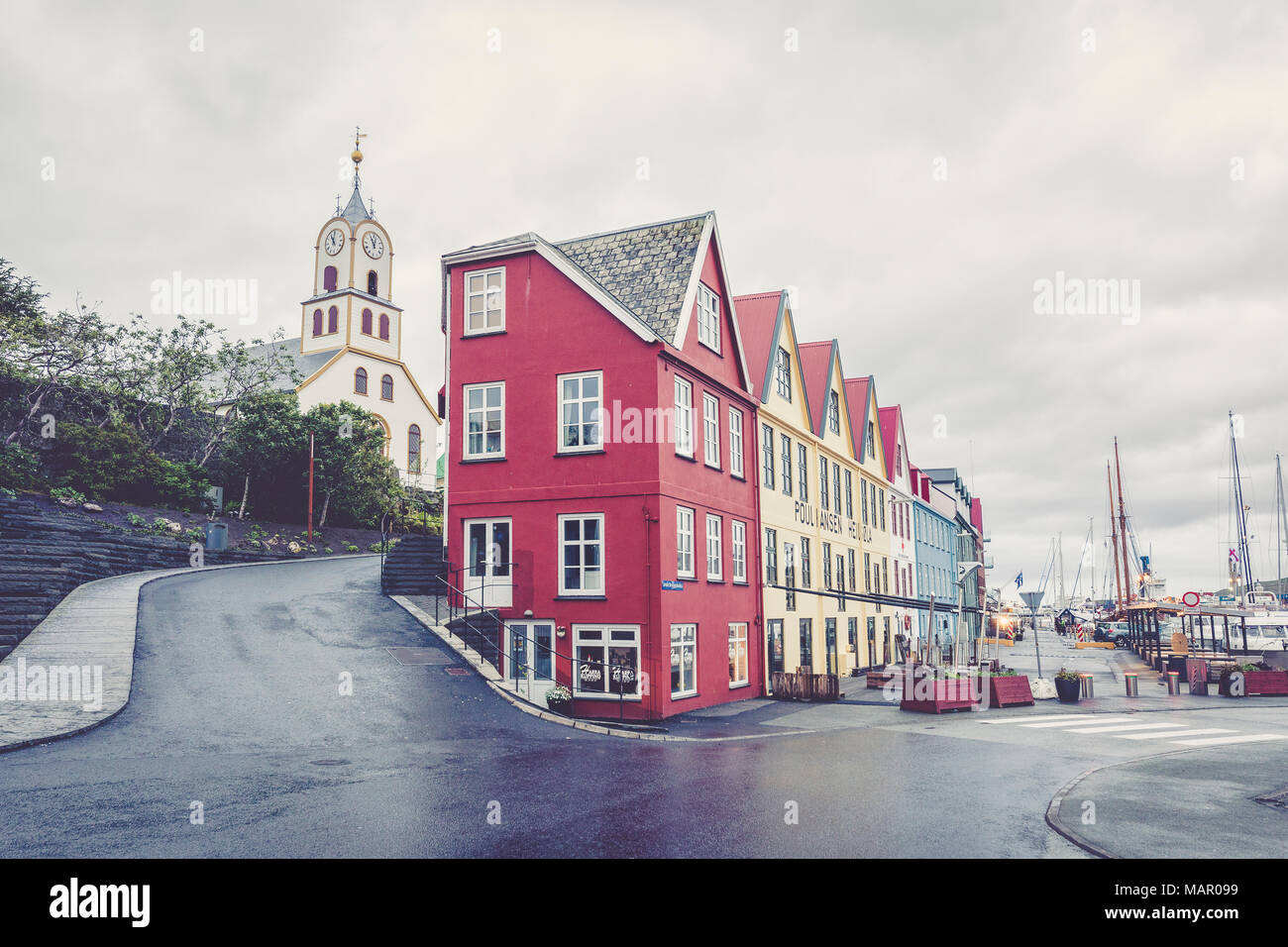 Cattedrale e tipiche case nel centro della città di Torshavn, Streymoy Isola, Isole Faerøer, Danimarca, Europa Foto Stock