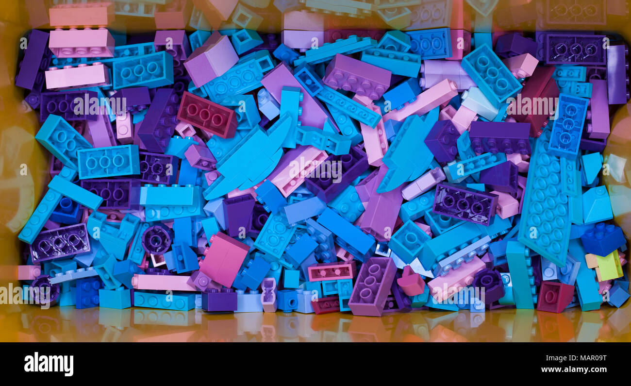 Russo, 04 aprile 2018. Costruttore bianco Lego Classic. Set di cubi colorati di lego in una scatola in bulk Foto Stock