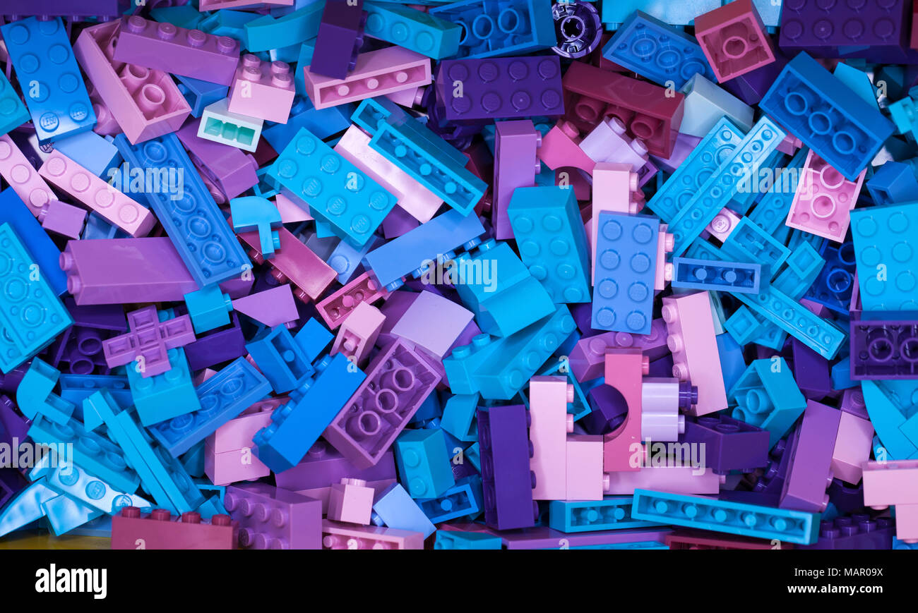 Russo, 04 aprile 2018. Costruttore bianco Lego Classic. Set di cubi colorati di lego in una scatola in bulk Foto Stock