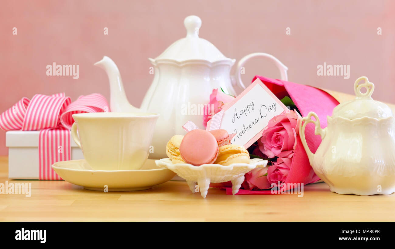 Felice Festa della mamma impostazione di tè con teiera, macaron cookies,  Rosa Rose e dono Foto stock - Alamy