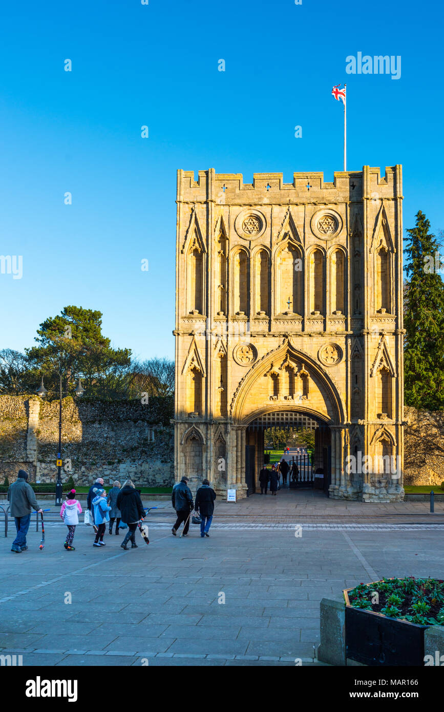 Abbeygate (Porta grande), una torre medievale che dà accesso al Abbey Gardens e il sito della abbazia medievale rovine, Bury St Edmunds, Suffolk, Engla Foto Stock