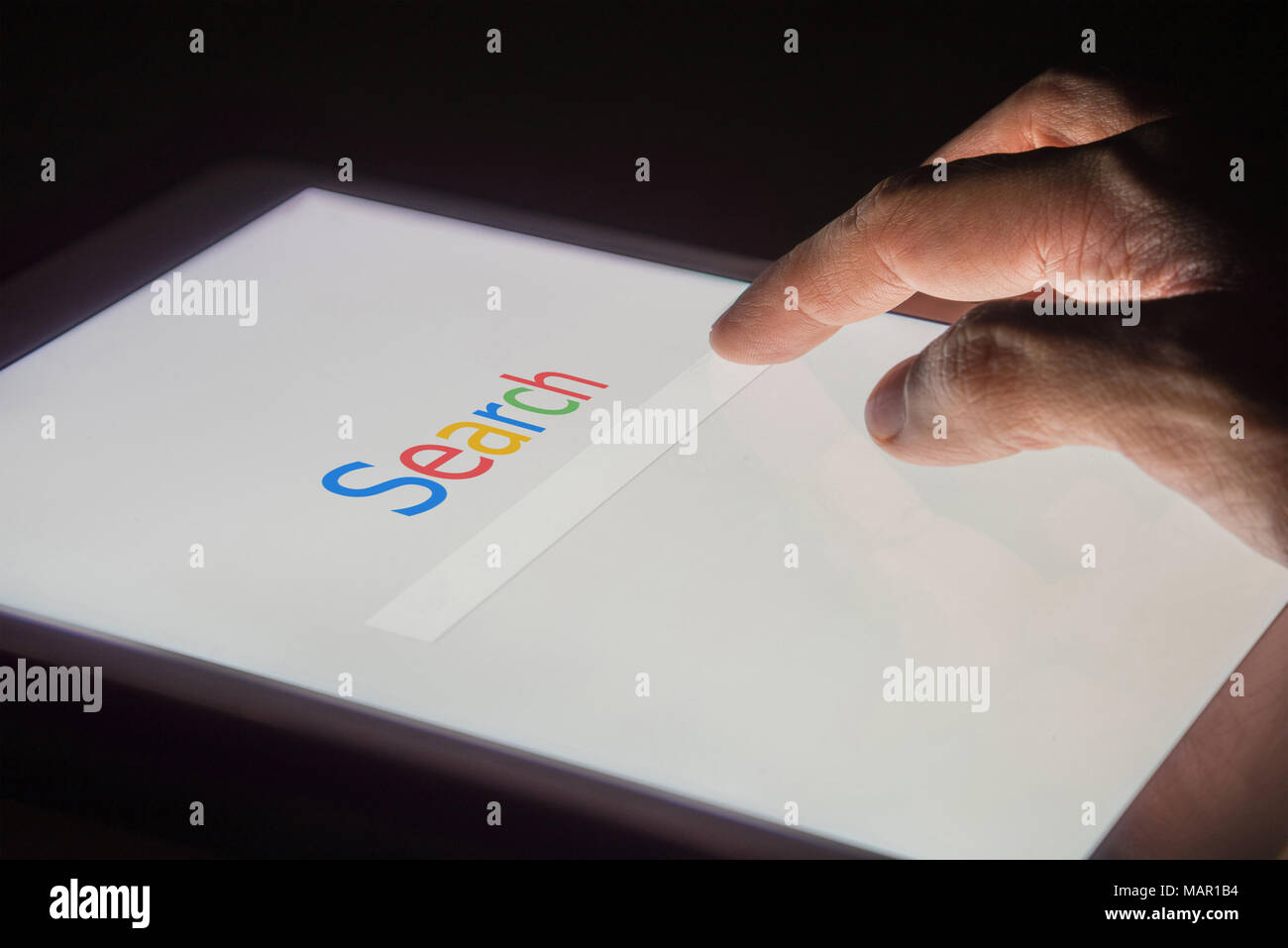 Ricerca su internet motore di ricerca web su smart phone o tablet concetto con sfondo di notte Foto Stock