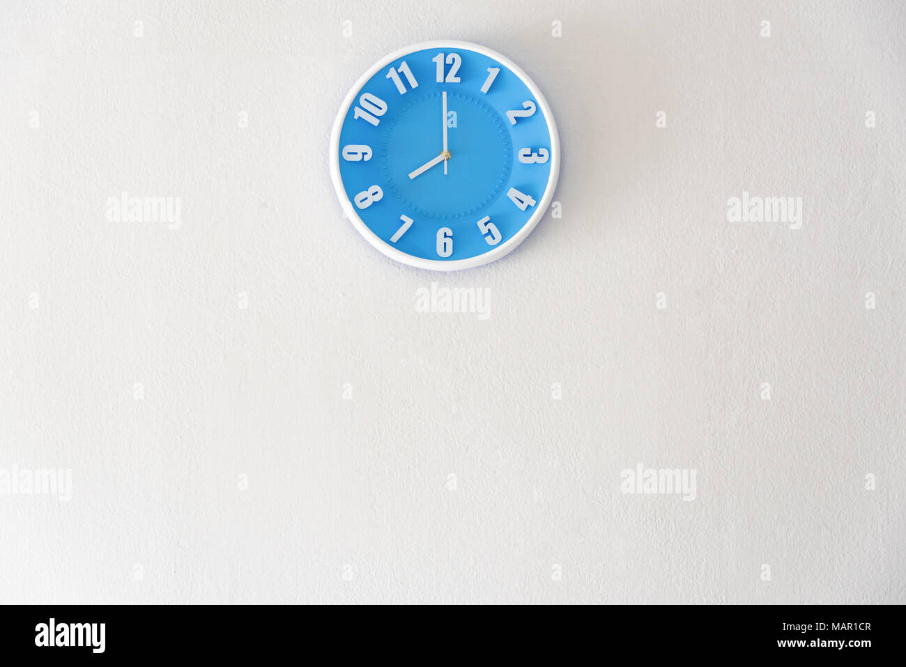 Buon giorno o notte tempo con 8:00 orologio sul cemento bianco parete di fondo interna con spazio copia, message board concetto. Buona mattina è il gree Foto Stock
