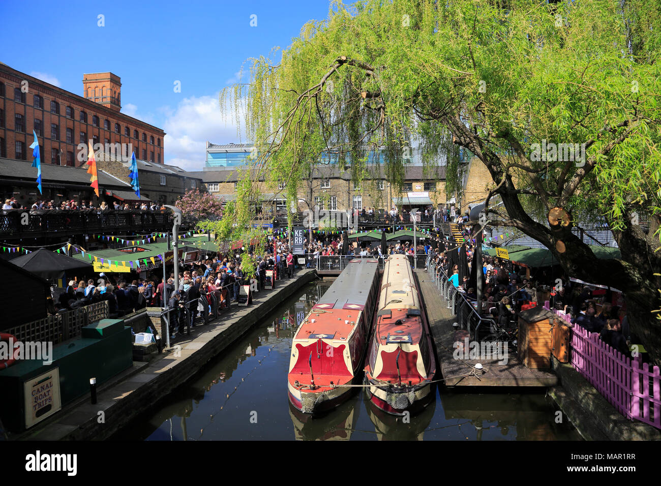 Camden Lock market, strette barche, Camden, London, England, Regno Unito, Europa Foto Stock