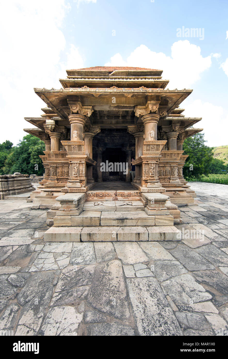 I Templi Sas-Bahu costituito da due templi e un arco in pietra con squisiti intagli raffiguranti divinità Indù, vicino a Udaipur, Rajasthan, India, come Foto Stock