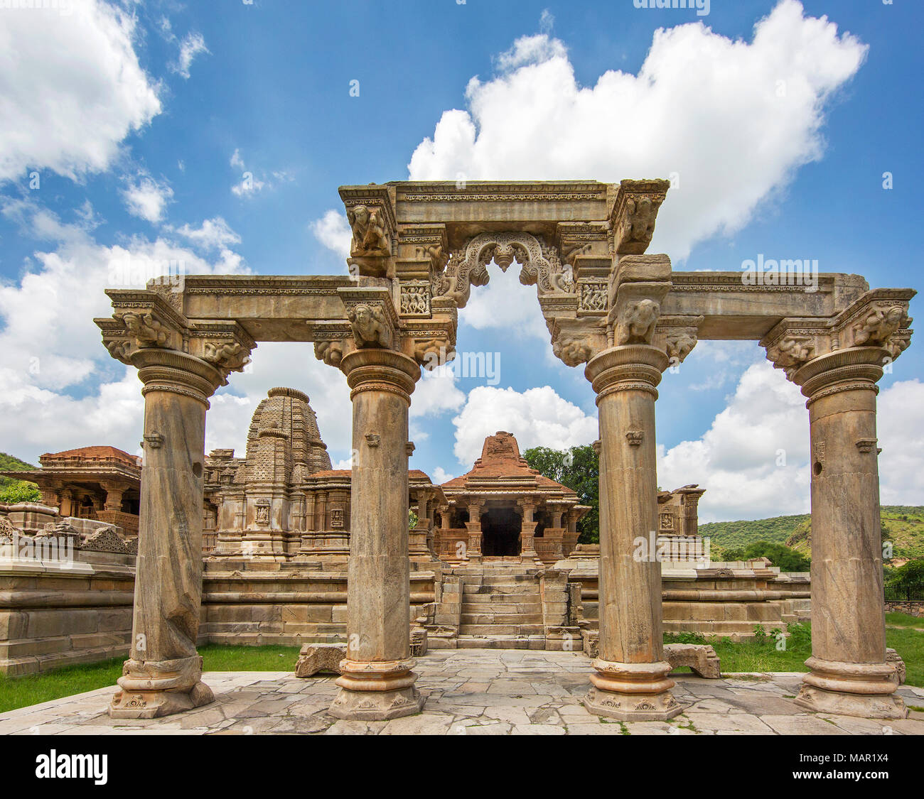I Templi Sas-Bahu costituito da due templi e un arco in pietra con squisiti intagli raffiguranti divinità Indù, vicino a Udaipur, Rajasthan, India, come Foto Stock