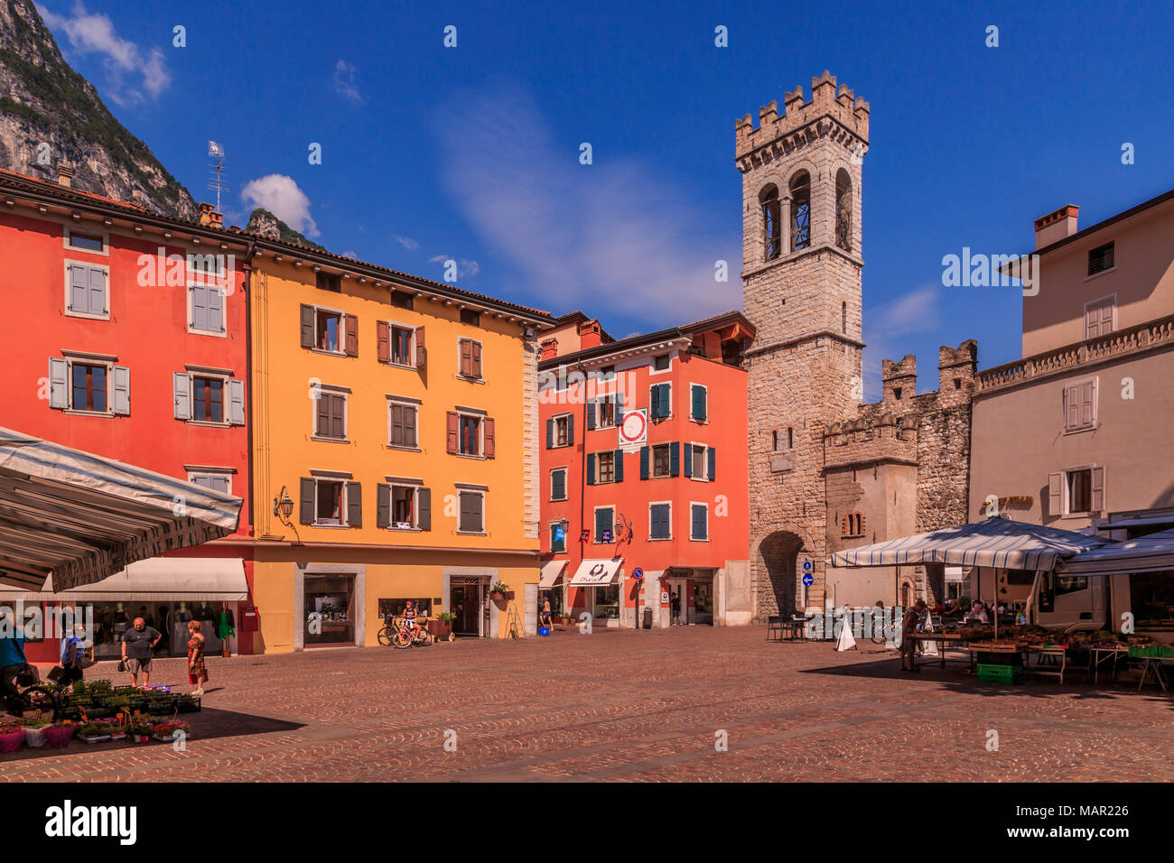 Vista della Porta di San Michele in Piazza Cavour, Riva del Garda Lago di Garda, Trentino Laghi Italiani, l'Italia, Europa Foto Stock