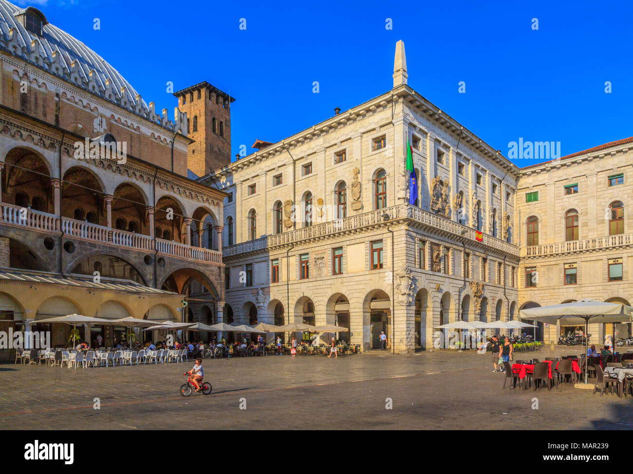 Vista della Torre di anziani e Ragione Palace visibile a sinistra in Piazza delle Erbe, Padova, Veneto, Italia, Europa Foto Stock