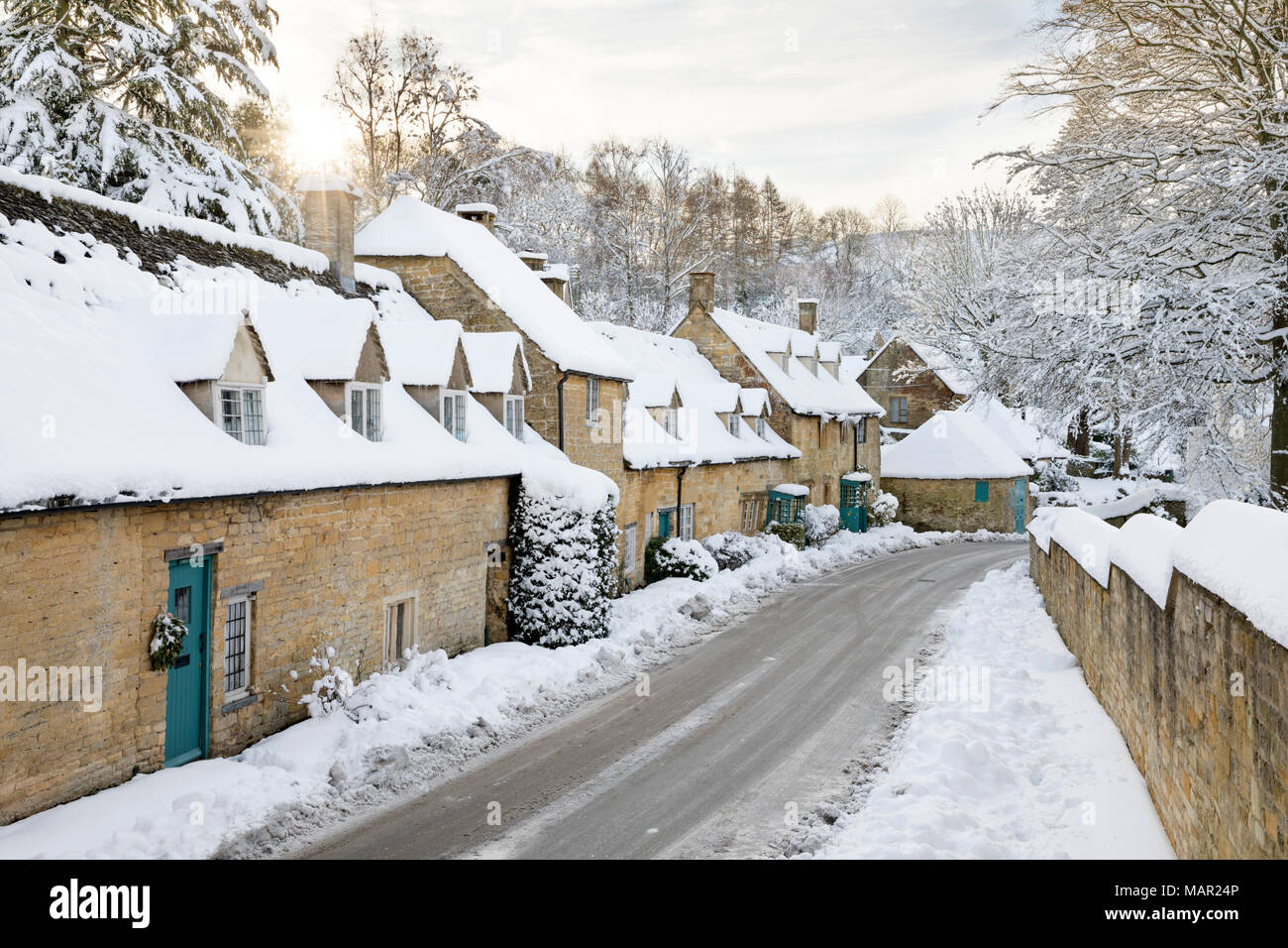 Linea di Cotswold cottage in pietra coperto in inverno la neve, Snowshill, Cotswolds, Gloucestershire, England, Regno Unito, Europa Foto Stock