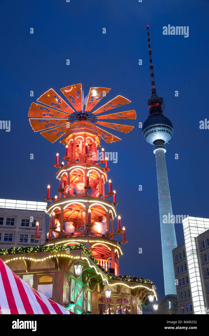 La piramide di Natale al mercatino di Natale di Alexanderplatz con la  Fernsehturm torre televisiva dietro, Berlin-Mitte, Berlino, Germania,  Europa Foto stock - Alamy